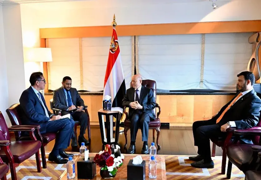 الرئيس العليمي يبحث مع شركة هنت الأمريكية فرص استئناف الاستثمار النفطي في اليمن